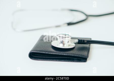 Diagnose der Finanzsituation mit Stethoskop und Geldbörse Stockfoto