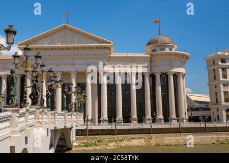 Museum für Archäologie und Brücke in Skopje an einem schönen Sommertag, Republik Mazedonien Stockfoto