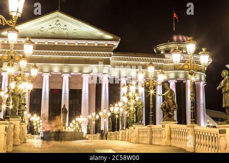 Archäologisches Museum und Brücke in Skopje in einem schönen Sommer nahe, Republik Mazedonien Stockfoto