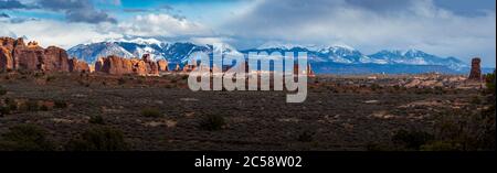 Bunte Ansicht der Parade der Elefanten Sandstein Felsformationen in der hohen Wüste mit schneebedeckten La Sal Berge im Hintergrund, Arches National Stockfoto