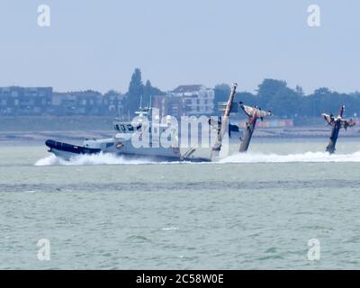 Sheerness, Kent, Großbritannien. Juli 2020. Das Küstenpatrouillenschiff HMC Eagle der britischen Border Force hat an diesem Nachmittag vor Sheerness in Kent die Masten des Wracks der SS Richard Montgomery passiert. Quelle: James Bell/Alamy Live News Stockfoto