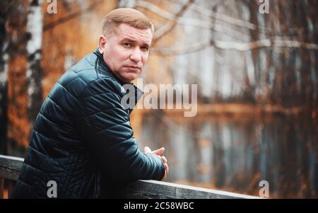 40 Jahre alter Mann im Herbstpark. Außenportrait Stockfoto