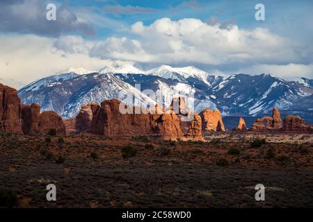 Bunte Ansicht der Parade der Elefanten Sandstein Felsformationen in der hohen Wüste mit schneebedeckten La Sal Berge im Hintergrund, Arches National Stockfoto