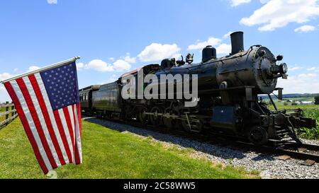 29. Juni 2020: Die Strasburg Railroad, Norfolk & Western, 475 Dampflokomotive passiert eine amerikanische Flagge bei ihrer Rückkehr zum Bahnhof am Montag, 29. Juni 2020, in Ronks, Pennsylvania. Die Strasburg Railroad wurde am Freitag, den 26. Juni, nach ihrer Schließung aufgrund der COVID-19-Pandemie wieder für den Personenverkehr geöffnet. Für die Wiedereröffnung wurden zusätzliche gesundheitsbezogene Sicherheitsmaßnahmen getroffen. Rich Barnes/CSM Stockfoto