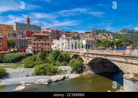 Bunte Häuser in der Altstadt von Ventimiglia in einem schönen Sommertag, Italien Stockfoto