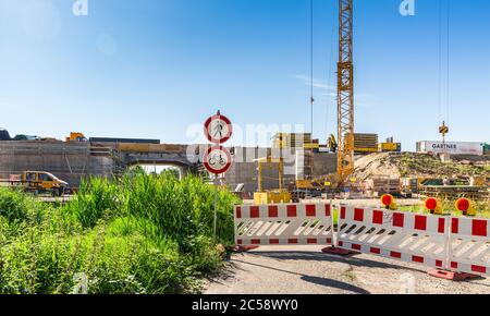 ROT, DEUTSCHLAND - 1. JULI 2020: Rekonstruktion der Autobahnbrücke auf der A5 während der Hauptverkehrszeit Stockfoto