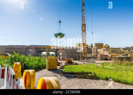 ROT, DEUTSCHLAND - 1. JULI 2020: Rekonstruktion der Autobahnbrücke auf der A5 während der Hauptverkehrszeit Stockfoto