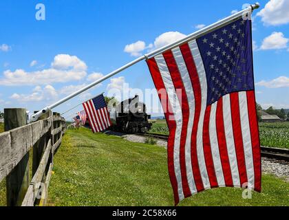 29. Juni 2020: Die Strasburg Railroad, Norfolk & Western, 475 Dampflokomotive passiert eine Gruppe von American Flags bei ihrer Rückkehr zum Bahnhof am Montag, 29. Juni 2020, in Ronks, Pennsylvania. Die Strasburg Railroad wurde am Freitag, den 26. Juni, nach ihrer Schließung aufgrund der COVID-19-Pandemie wieder für den Personenverkehr geöffnet. Für die Wiedereröffnung wurden zusätzliche gesundheitsbezogene Sicherheitsmaßnahmen getroffen. Rich Barnes/CSM Stockfoto