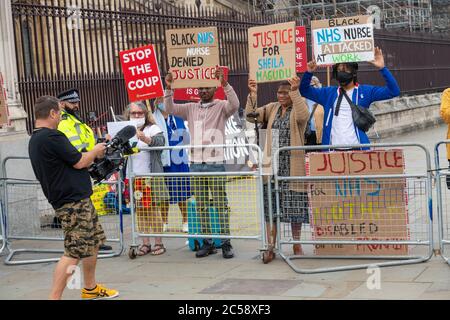 London, Großbritannien. Juli 2020. Boris Johnson, MP-Premierminister, kommt mit erhöhter Sicherheit im Unterhaus an. Diese Demonstranten auf dem Bürgersteig wurden mehrere Meter vom Eingang entfernt gehalten und der Bürgersteig auf der anderen Straßenseite wurde abgedichtet. Kredit: Ian Davidson/Alamy Live Nachrichten Stockfoto