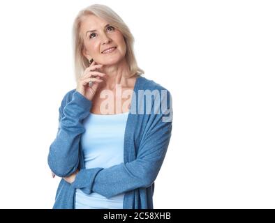 Nachdenklich lässig ältere Frau suchen nach oben - isoliert auf einem weißen Hintergrund Stockfoto