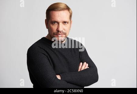 Mittelalter bärtiger Mann Porträt isoliert auf grauem Hintergrund Stockfoto