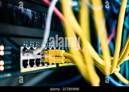 Geringer Fokus auf einen neu installierten Gigabit-Core-Switch mit PoE-Funktionalität. Stockfoto