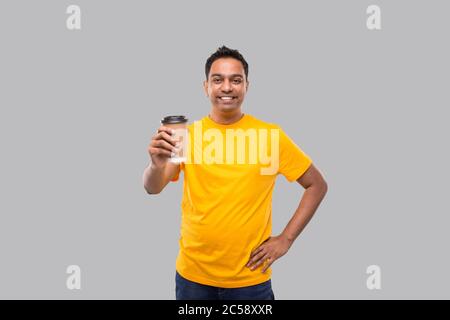 Indian Man Holding Kaffee Zu Gehen Tasse Isoliert. Man Coffee Take Away Tasse in den Händen Stockfoto