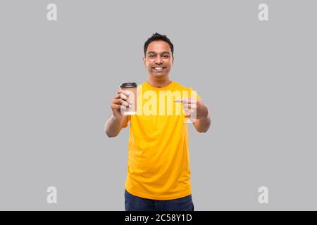 Indischer Mann zeigt auf Kaffee zu gehen Tasse isoliert. Man Coffee Take Away Tasse in den Händen Stockfoto