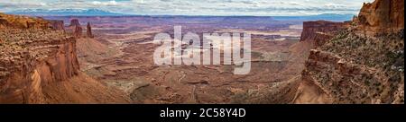 Tolle Aussicht auf den Buck Canyon mit Washer Woman Arch, Monster Tower und Airport Tower, mit La Sal Mountains im Hintergrund, Insel im Sky Distr Stockfoto