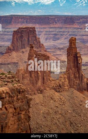 Wunderschöne Aussicht auf den Buck Canyon, mit Washer Woman Arch und Monster Tower im Vordergrund, Airport Tower im Mittelfeld und La Sal Mountains im Stockfoto