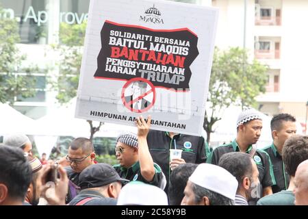 Demonstranten protestieren gegen die Schließung der Al-Aqsa Moschee und halten Transparente mit der Aufschrift "Rettet Palästina" "Freie Al-Aqsa" gegen die israelische Regierung. Stockfoto