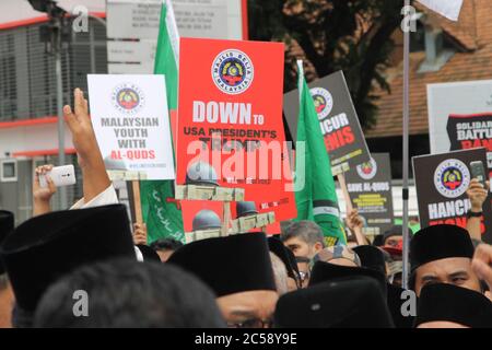 Demonstranten protestieren gegen die Schließung der Al-Aqsa Moschee und halten Transparente mit der Aufschrift "Rettet Palästina" "Freie Al-Aqsa" gegen die israelische Regierung. Stockfoto