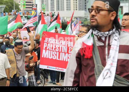 Demonstranten protestieren gegen die Schließung der Al-Aqsa Moschee und halten Transparente mit der Aufschrift "Rettet Palästina" "Freie Al-Aqsa" gegen die israelische Regierung. Stockfoto