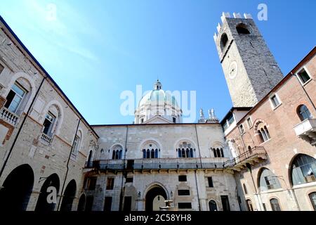 Der Broletto Palast, der heute das öffentliche Amt des Rathauses von Brescia ist, ist sehr alt und in romanischer Architektur. Die Kuppel des Duomo PR Stockfoto