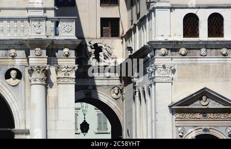 Loggia ist ein Renaissance-Palast auf dem Loggia-Platz im Zentrum von Brescia. Stockfoto