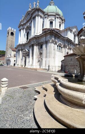 Brescia ist eine wunderschöne lombardische Stadt, in der die Kathedrale Santa Maria Assunta auf dem Papst-Platz Paolo VI in der Nähe des Palastes Broletto ist. Stockfoto