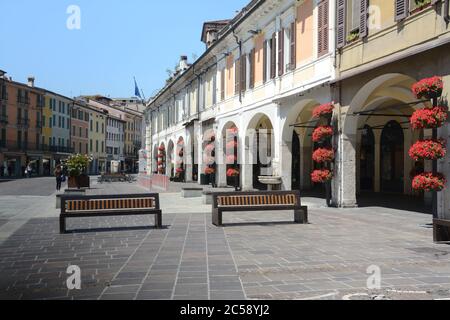 Brescia ist eine Stadt, in der das Zentrum gut gepflegt ist und ein schönes Beispiel für urbane Möbel ist, wie dieser weite offene Raum voller Geschäfte auf Corso Giuseppe Stockfoto