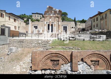 Das Capitolium oder Tempio Capitolino ist ein römischer Tempel in Brescia auf der Piazza del Foro, entlang der Via dei Musei, dem Kern des alten römischen Brixia. Stockfoto