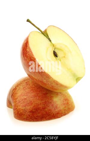 Zwei jonagold Apfelhälften auf weißem Hintergrund Stockfoto