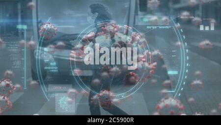 Scope Scanning Covid-19 Zellen gegen das Tragen von Gesichtsmaske zu Fuß auf der Straße Stockfoto
