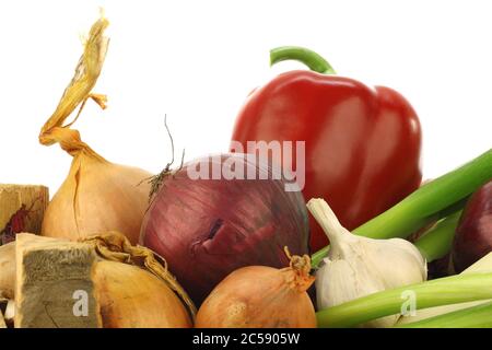 Frisches Gemüse in einer Holzkiste auf weißem Hintergrund Stockfoto