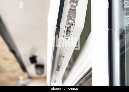 Nahaufnahme eines neu installierten, hochsicheren Doppelverglasung-Fenstersystems. Details zum Multi-Rastsystem werden in diesem Fenster angezeigt. Stockfoto