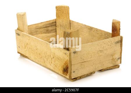 Leere Holzkiste auf weißem Hintergrund Stockfoto