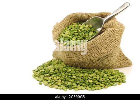 Grüne Erbsen in einem Sackleinen auf weißem Hintergrund trennen Stockfoto