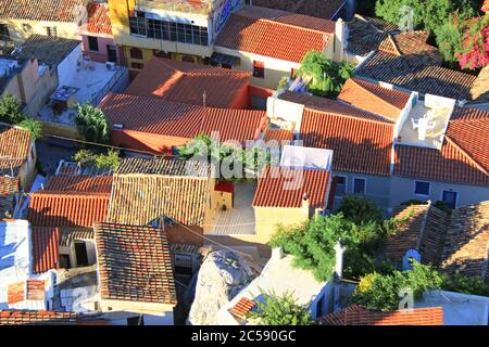 Griechenland, Athen, Juni 16 2020 - Blick auf die Dächer von Anafiotika, einem der ältesten Viertel von Athen im Plaka-Viertel. Stockfoto