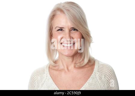 Ältere blonde Frau Porträt isoliert auf weißem Hintergrund Stockfoto