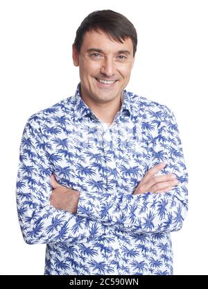 Porträt eines Mannes mit mittlerem Erwachsenen, der vor weißem Hintergrund lächelt Stockfoto