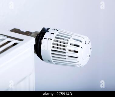 Nahaufnahme des Thermostatventils am Kühler Stockfoto