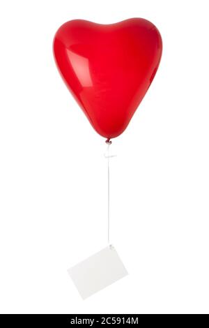 Leere Karte hängt auf rotem Herz geformten Ballon, isoliert auf weiß Stockfoto