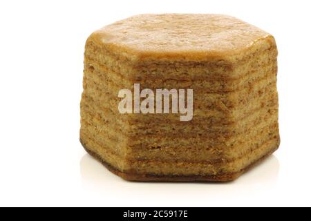 Indonesische geschichtete Kuchen namens "spekkoek" auf weißem Hintergrund Stockfoto