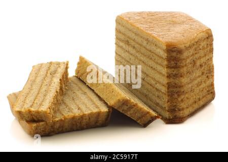 Indonesische geschichtete Kuchen namens "spekkoek" auf weißem Hintergrund Stockfoto