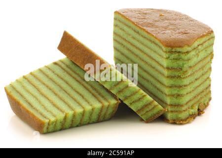 Indonesische geschichtete Kuchen namens "spekkoek" auf weißem Hintergrund Stockfoto