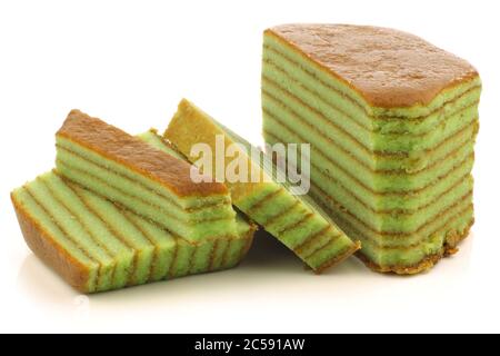 Indonesische geschichtete Kuchen namens "spekkoek" auf weißem Hintergrund Stockfoto