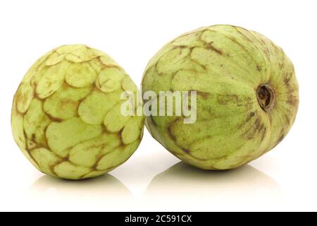 Frische Cherimoya Frucht (Annona cherimola) auf weißem Hintergrund Stockfoto