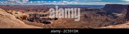 Erhöhte Sicht auf Monument Basin und White Rim vom Grand View Point Overlook, Insel im Sky District, Canyonlands National Park, Moab, Utah Stockfoto