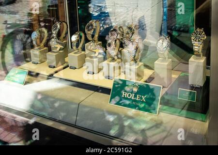 Schaufenster Blick auf ein gut bekannt, Luxus-Uhr-Marke Logo an einem Juwelier Schaufenster gesehen. Stockfoto