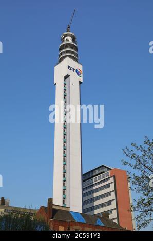 Der BT Tower, ein Telekommunikationsturm im Stadtzentrum von Birmingham, England, Großbritannien. Gesehen 2019. Stockfoto