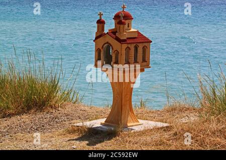 Skala Fourkas, Chalkidiki/Griechenland – 6. August 2015: Kleines griechisches Tabernakel an der Küste. Stockfoto