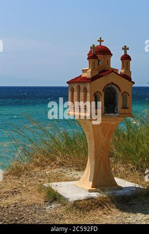 Skala Fourkas, Chalkidiki/Griechenland – 6. August 2015: Kleines griechisches Tabernakel an der Küste. Stockfoto