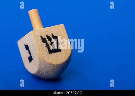 Dreidel oder Dreydl auf blauem Hintergrund Stockfoto